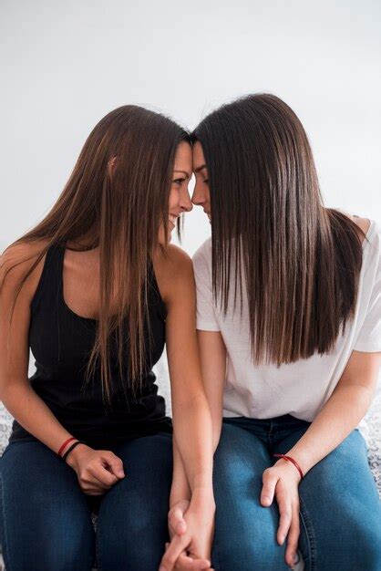 Lésbico | Tube con videos porno 100% gratis de mujeres lesbianas follando duro, por Distinguido @ LXAX 